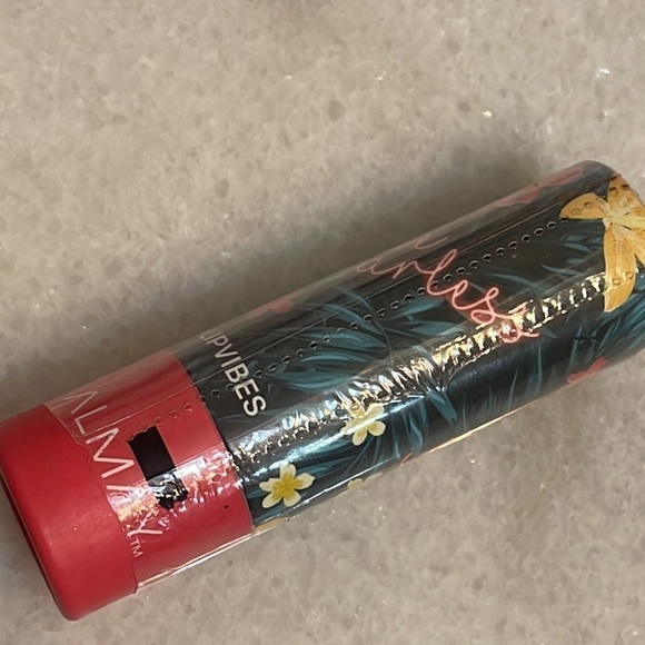 Almay Lip Vibes Lipstick matte 150 be fearless Red makeup New - Picture 3 of 5